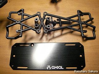 Axial(アキシャル)・SCX10・ジープ ラングラー G6 製作記 ～ シャーシの組み立て ～ バッテリートレイの取り付け